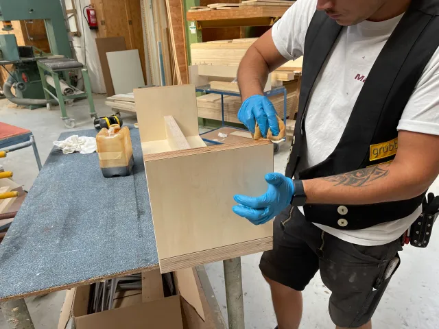 Auszubildender Tischler bei der Arbeit