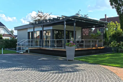 Büropavillon: Büropavillon mit umlaufender Terrasse und Pergola