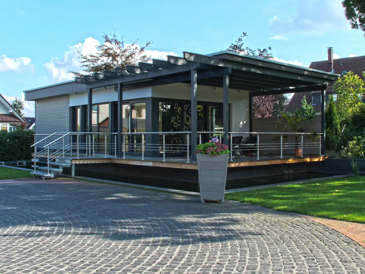 Büropavillon: Büropavillon mit umlaufender Terrasse und Pergola