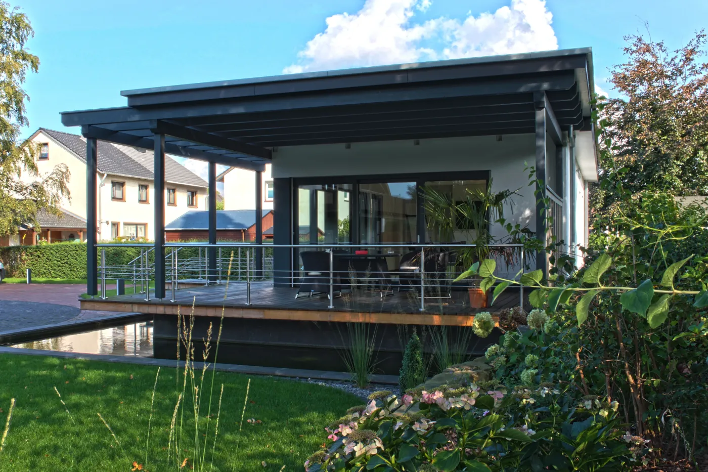 Büropavillon: Büropavillon mit Glasfront und überdachter Terrasse