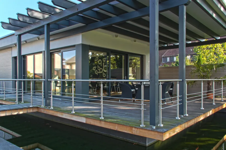 Büropavillon: Überdachte Terrasse mit Edelstahlgeländer am Büropavillon