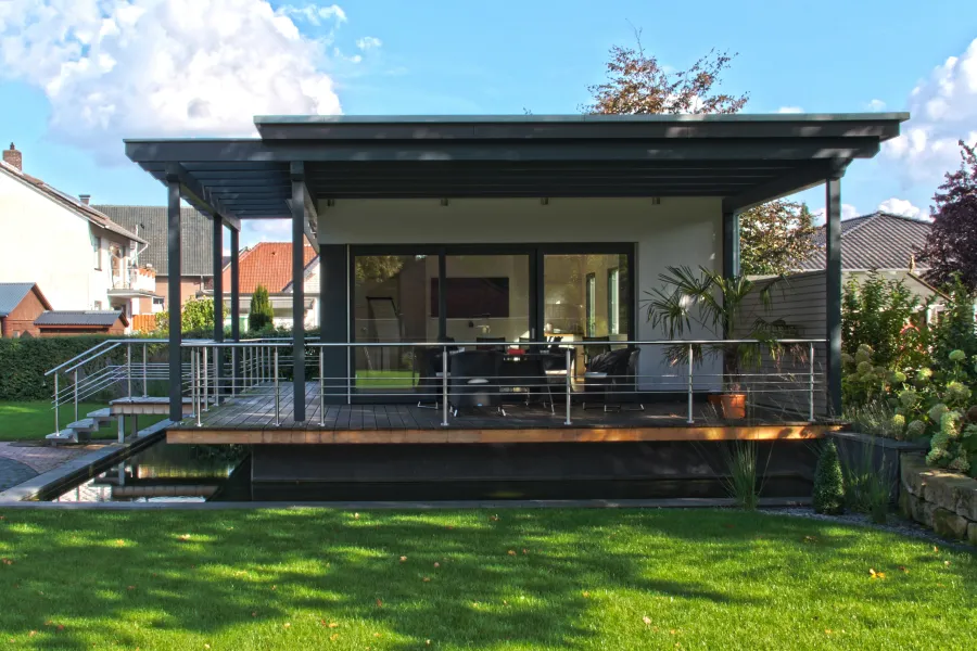Büropavillon: Büropavillon mit Terrasse im Garten