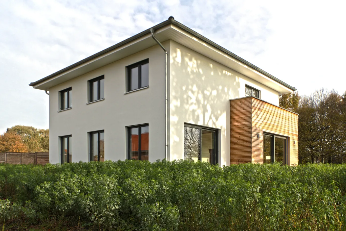 Garagenanbau mit Aufstockung in Bad Oeynhausen: Wohnhaus mit Holzanbau und Satteldach