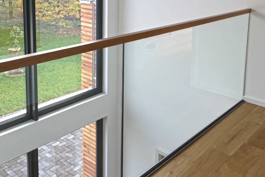 Garagenanbau mit Aufstockung in Bad Oeynhausen: Galerie mit Glasgeländer und Holzhandlauf
