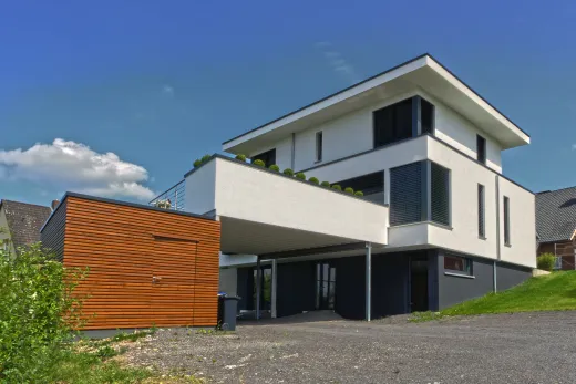 Wohnhaus in Bad Oeynhausen: Modernes Wohnhaus mit Flachdach, Balkon und Holzgarage