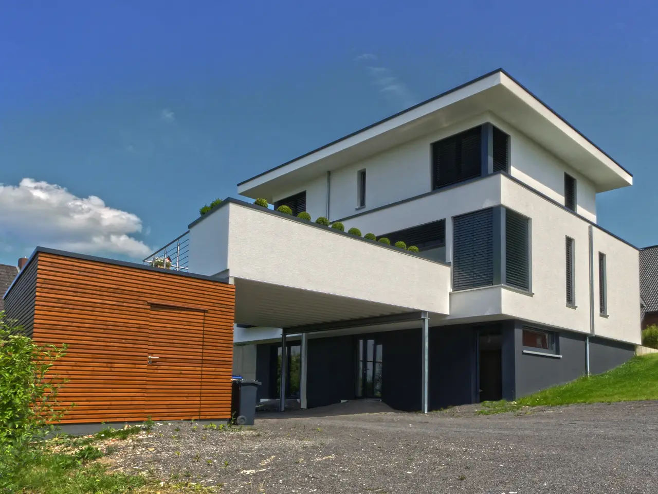 Wohnhaus in Bad Oeynhausen: Modernes Wohnhaus mit Flachdach, Balkon und Holzgarage