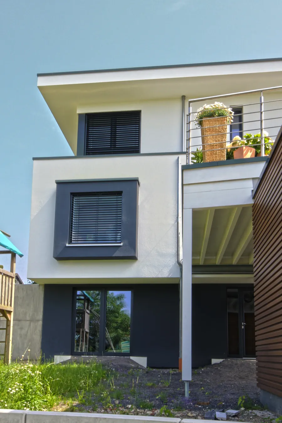 Wohnhaus in Bad Oeynhausen: Hausfront mit Balkon und dunklen Fensterrahmen