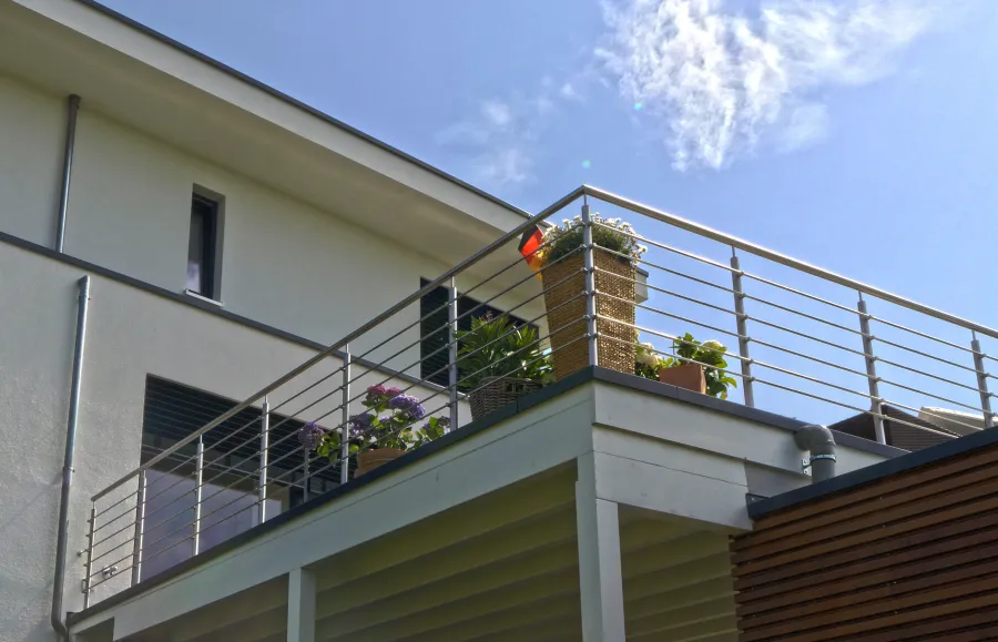 Wohnhaus in Bad Oeynhausen: Balkon mit Edelstahlgeländer und Pflanzen