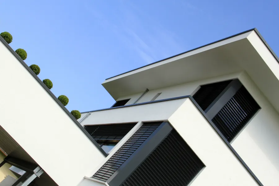 Wohnhaus in Bad Oeynhausen: Auskragende Flachdächer in Untersicht