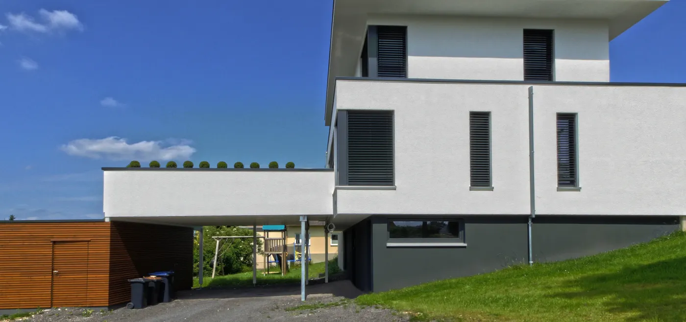 Wohnhaus in Bad Oeynhausen: Wohnhaus mit Carport und Holzschuppen