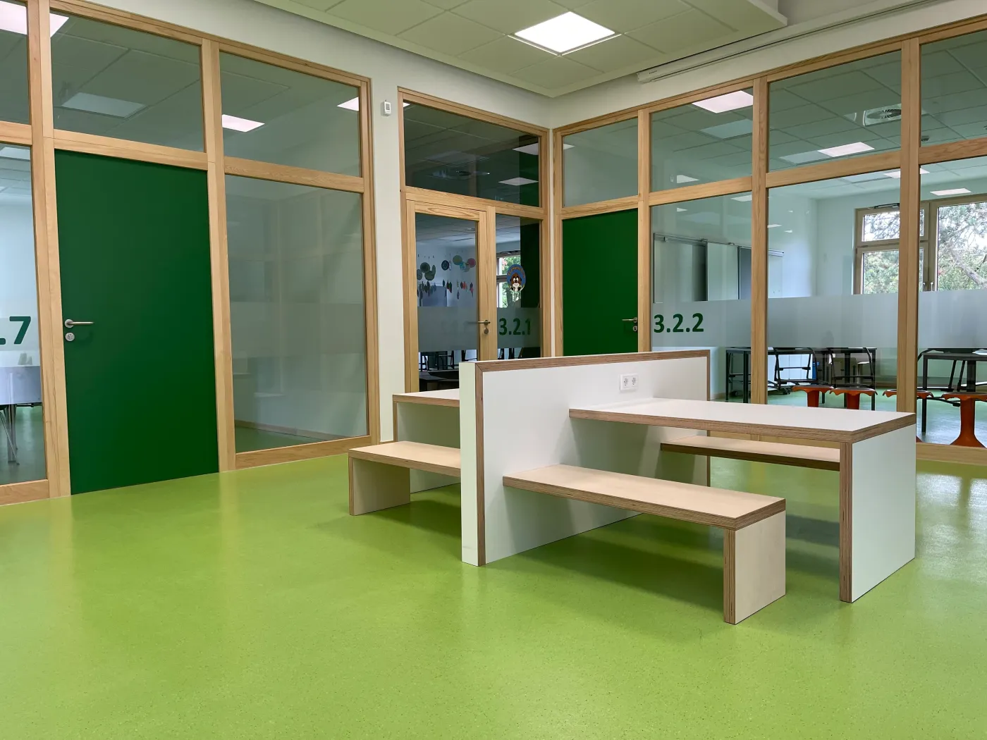Kita in Bad Oeynhausen: Sitzbänke und Tisch im Kita-Flur