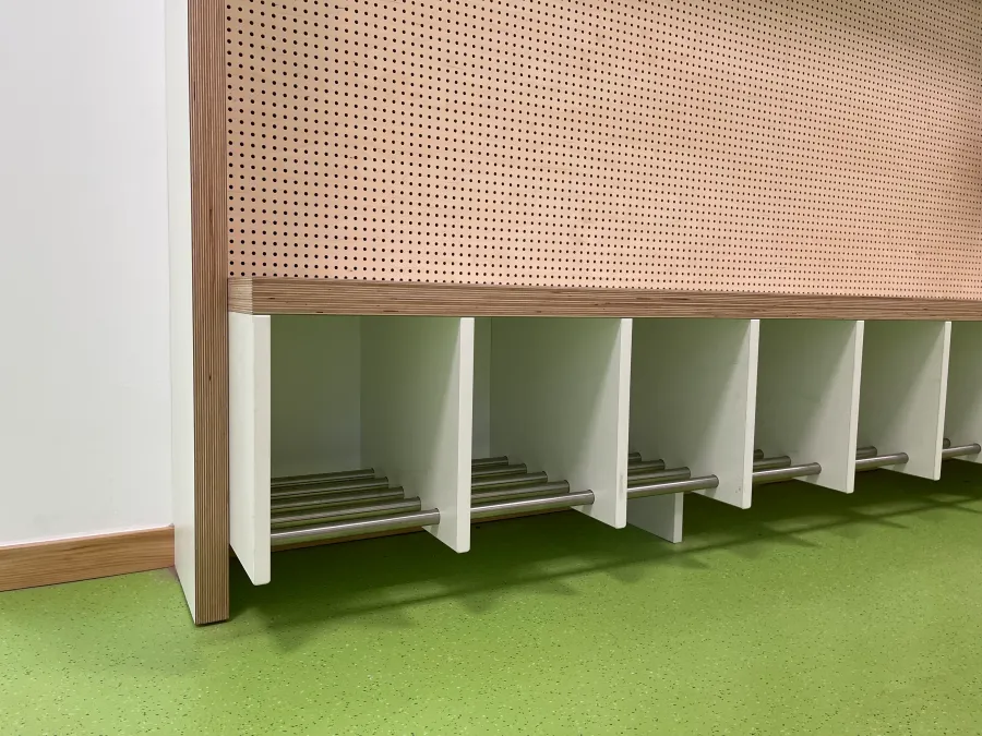 Kita in Bad Oeynhausen: Garderobe mit Schuhfächern in der Kita
