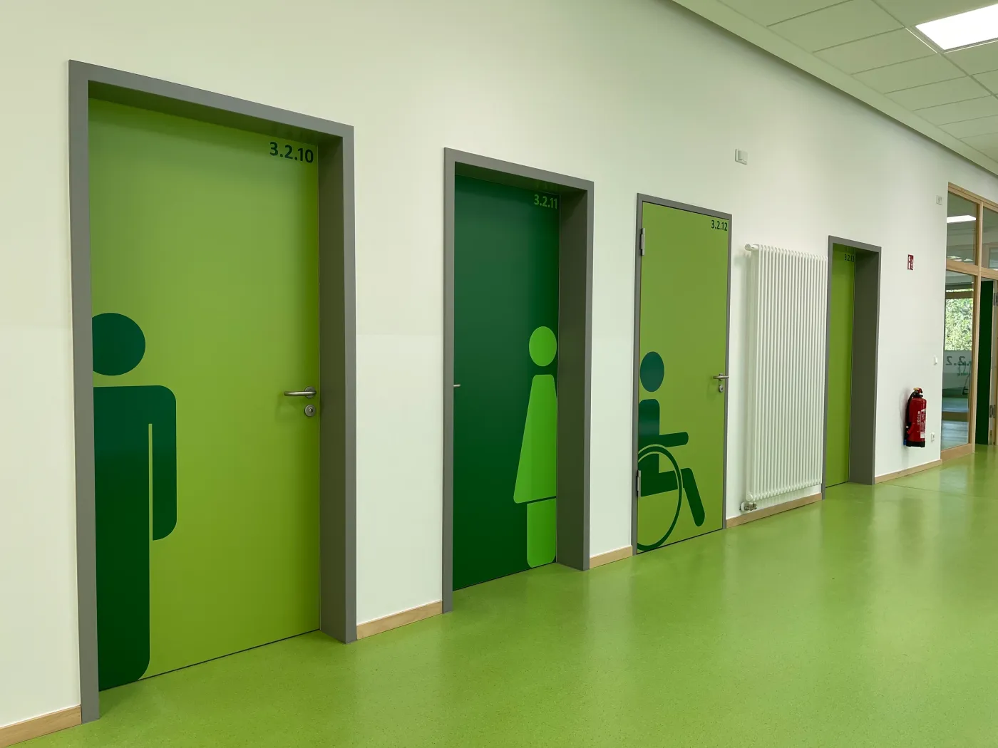 Kita in Bad Oeynhausen: Kita-Flur mit grünen WC-Türen