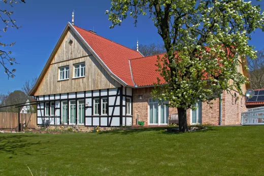Bauen im Bestand: Saniertes Fachwerkhaus mit roter Dacheindeckung