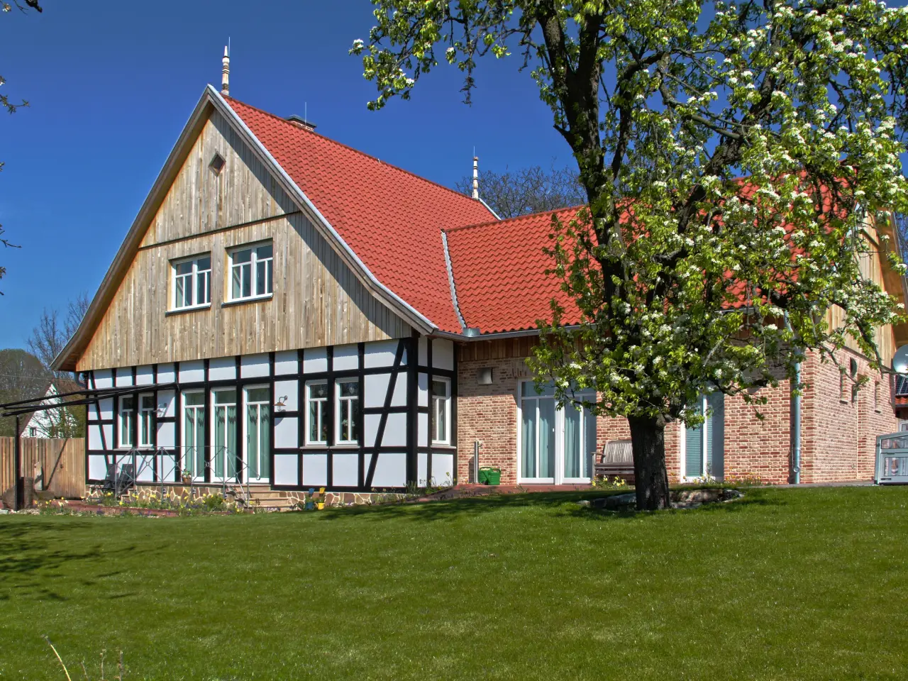 Bauen im Bestand: Saniertes Fachwerkhaus mit roter Dacheindeckung