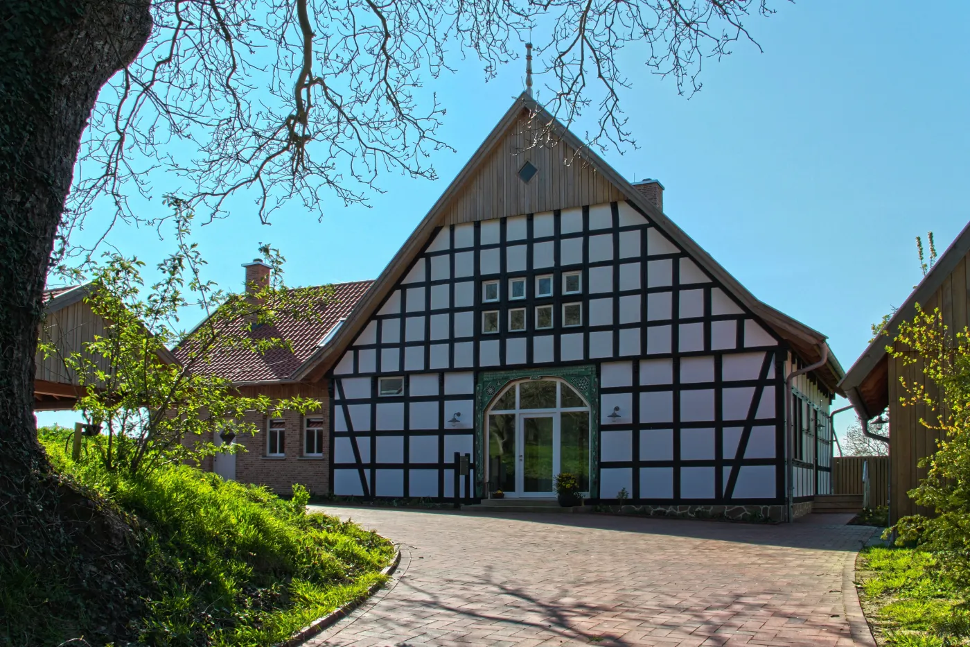 Bauen im Bestand: Restauriertes Fachwerkhaus mit großem Tor