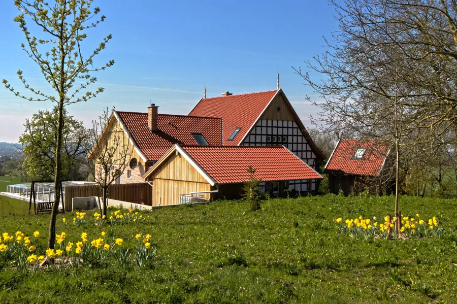 Bauen im Bestand: Hofanlage mit Fachwerkhaus und Holzanbau