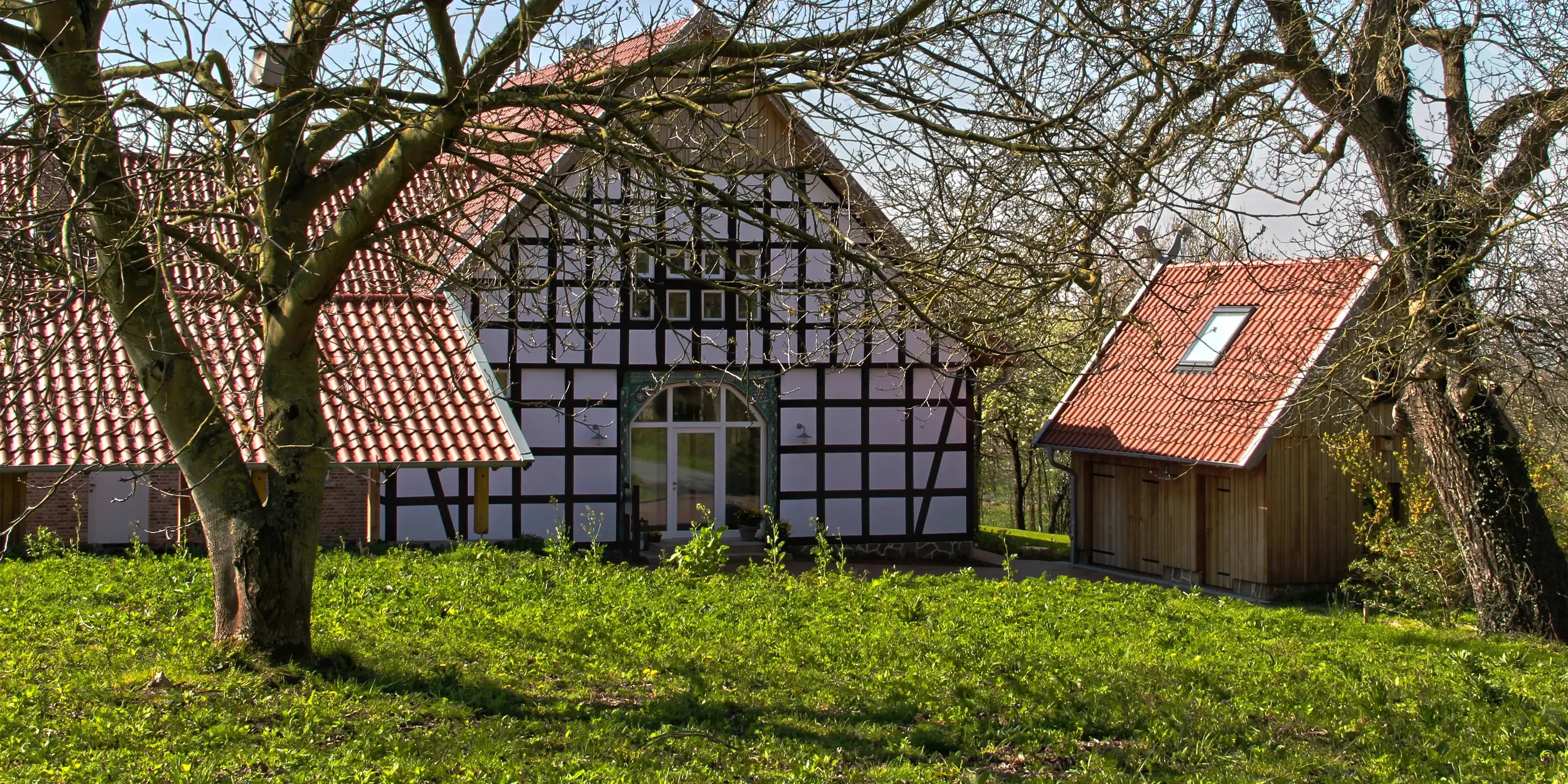 Bauen im Bestand: Fachwerkhaus mit Nebengebäude im Garten