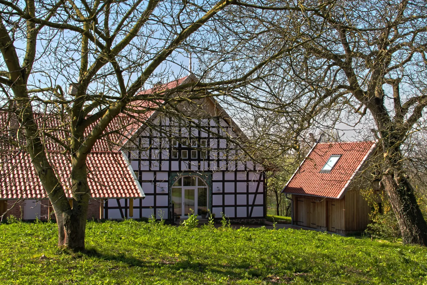 Bauen im Bestand: Fachwerkhaus mit Nebengebäude im Garten