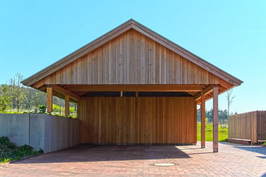 Bauen im Bestand: Carport aus Holz mit Satteldach