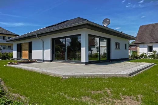 Bungalow in Bad Oeynhausen: Bungalow mit Walmdach und Terrasse