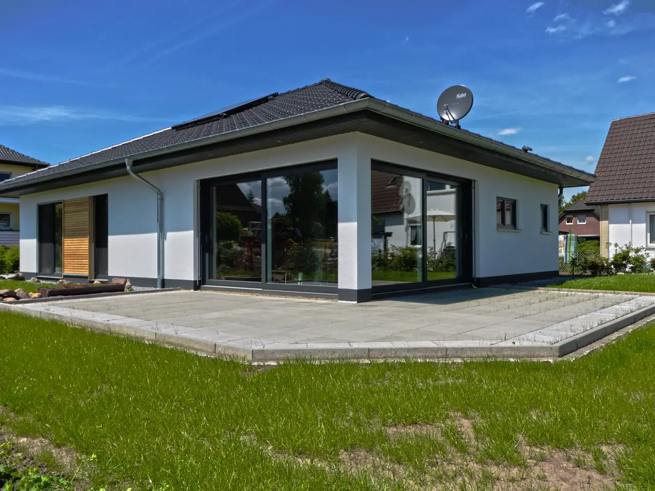 Bungalow in Bad Oeynhausen: Bungalow mit Walmdach und Terrasse