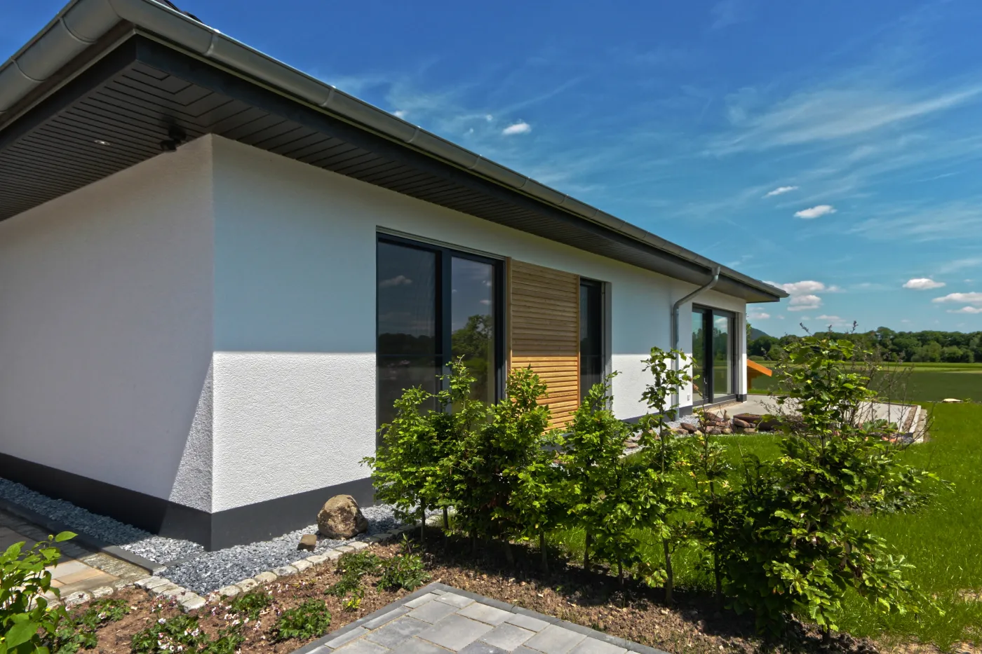 Bungalow in Bad Oeynhausen: Weißer Bungalow mit Holzelementen