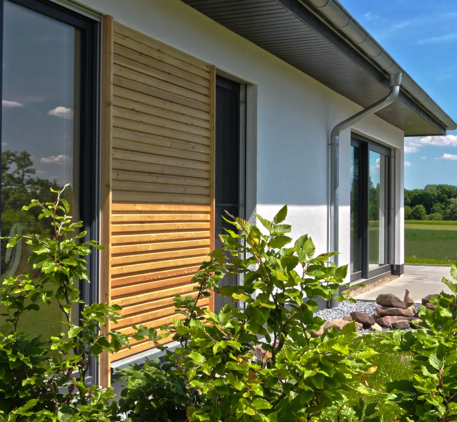 Bungalow in Bad Oeynhausen: Holzverkleidung an der Bungalowfassade