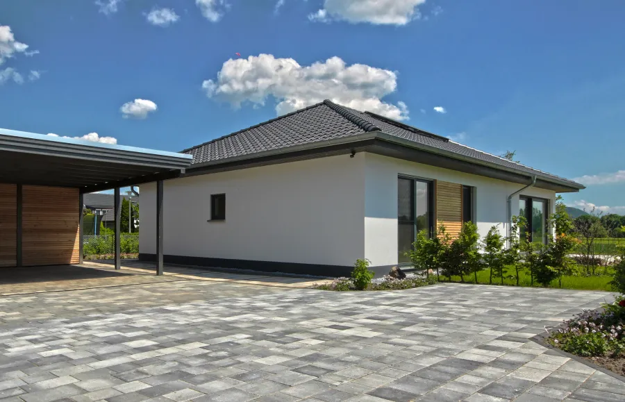 Bungalow in Bad Oeynhausen: Bungalow mit Carport und gepflasterter Einfahrt