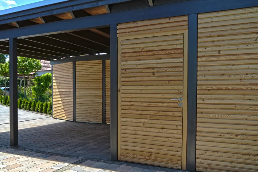 Bungalow in Bad Oeynhausen: Carport mit Holzlamellen