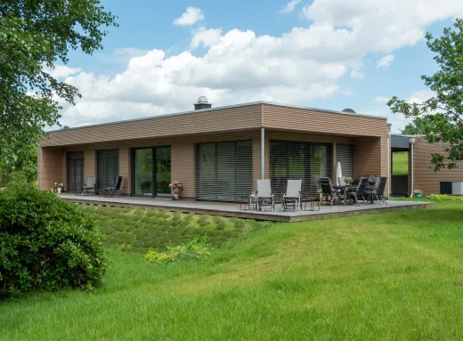 Bungalow in Vlotho: Bungalow mit Holzfassade und großer Terrasse