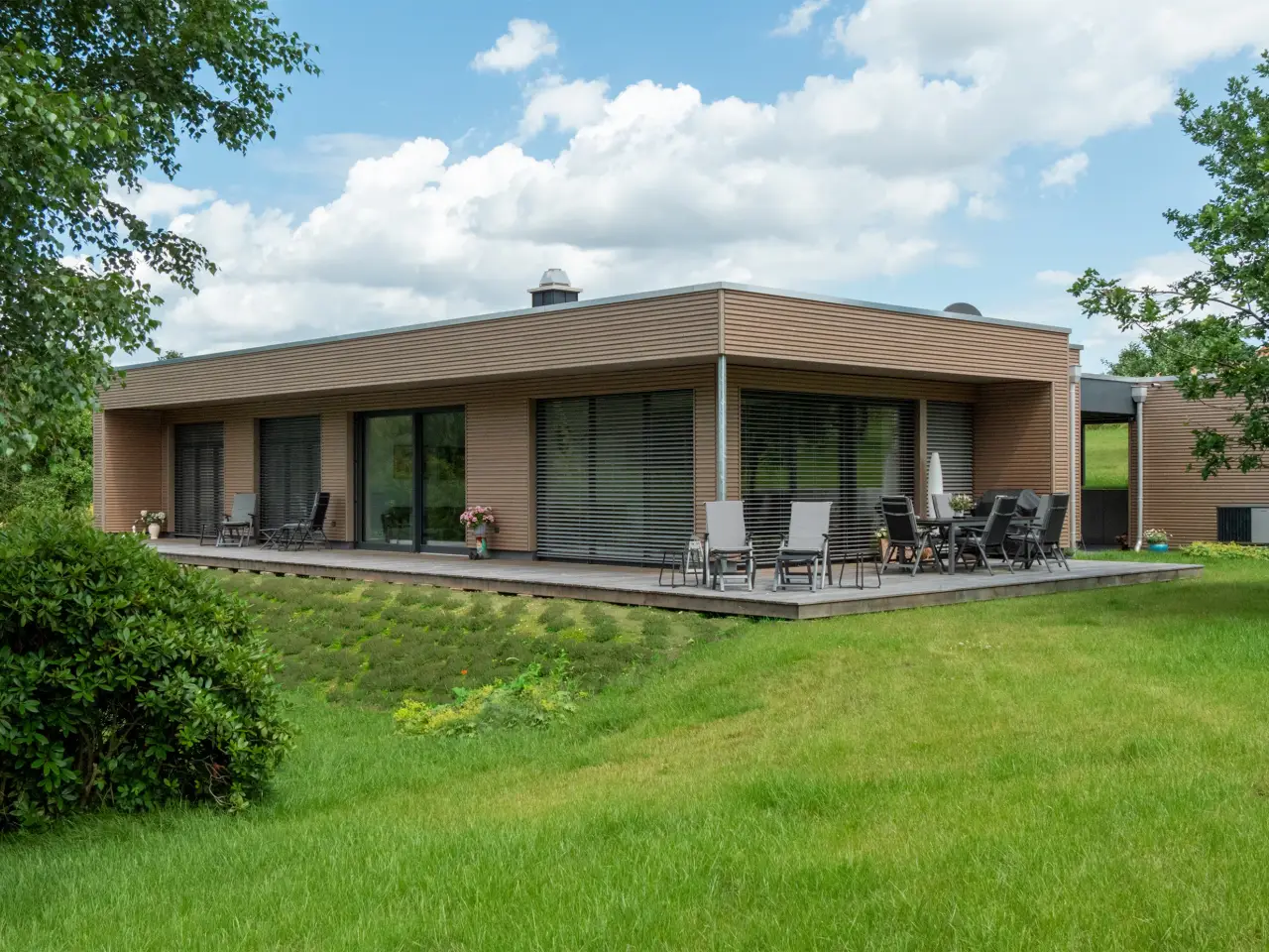 Bungalow in Vlotho: Bungalow mit Holzfassade und großer Terrasse