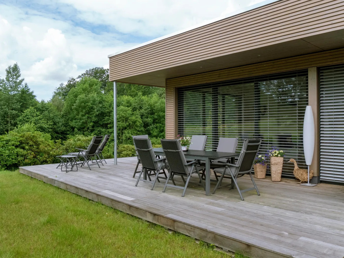 Bungalow in Vlotho: Holzterrasse mit Gartenmöbeln am Bungalow
