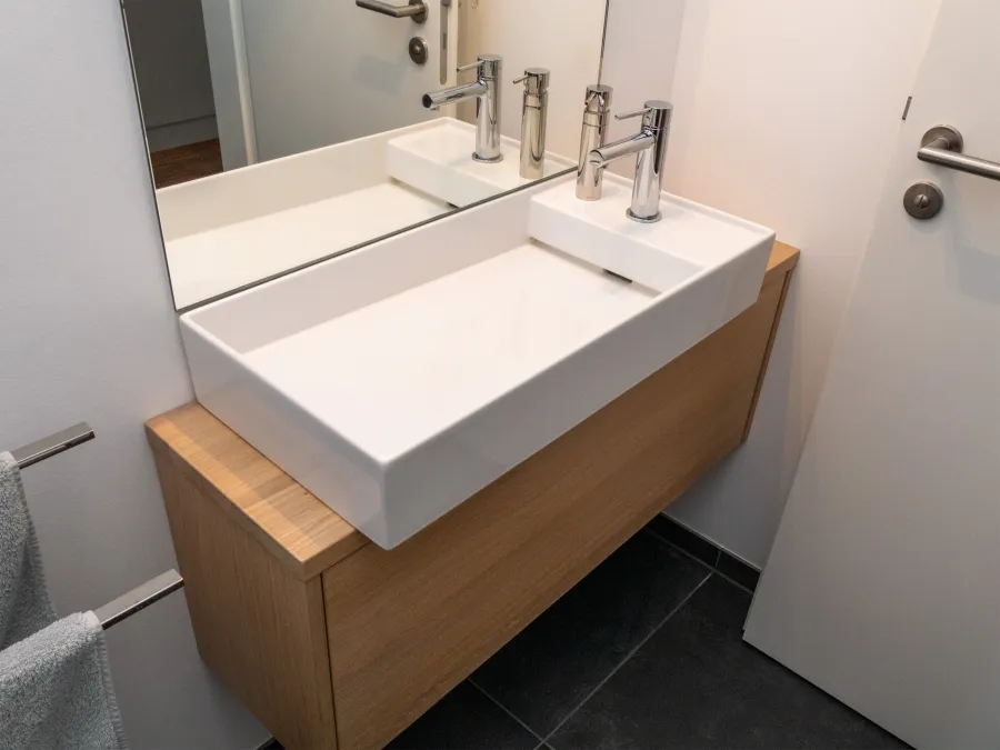 Bungalow in Vlotho: Waschtisch mit Holzunterschrank
