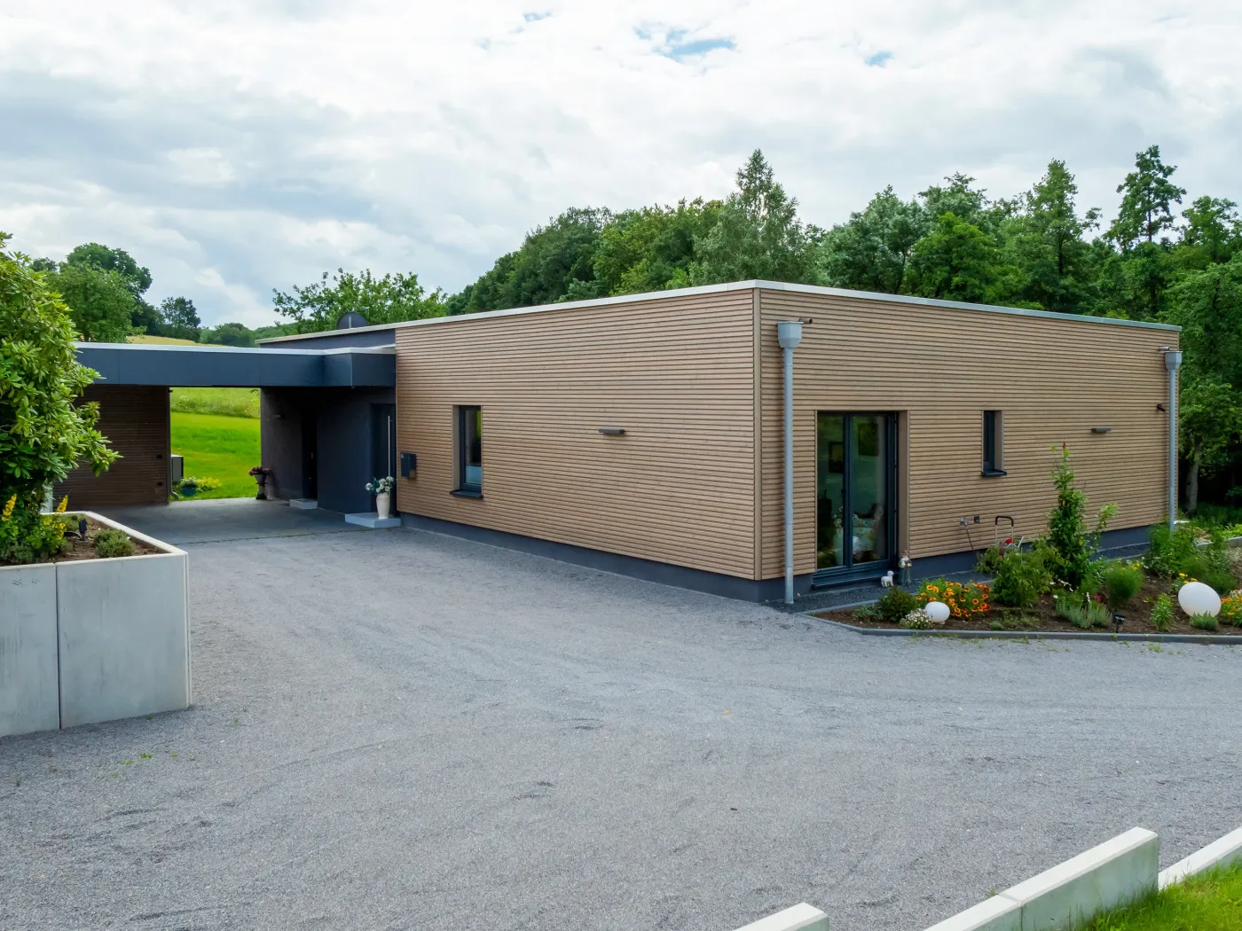 Bungalow in Vlotho: Bungalow mit Holzfassade und Carport