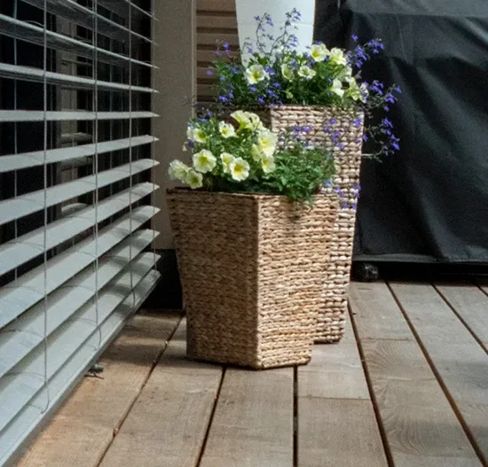 Bungalow in Vlotho: Terrassendetail mit Pflanzkorb