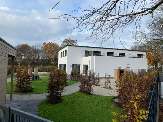 Kita in Hannover: Weißer Kita-Neubau mit Außengelände