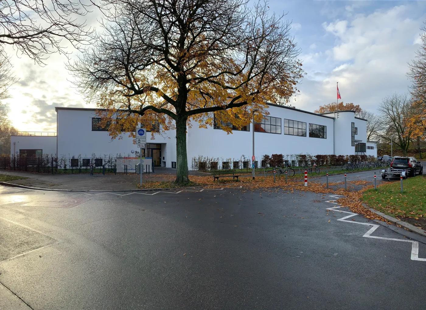 Kita in Hannover: Kita-Gebäude mit Flachdach und Vorplatz