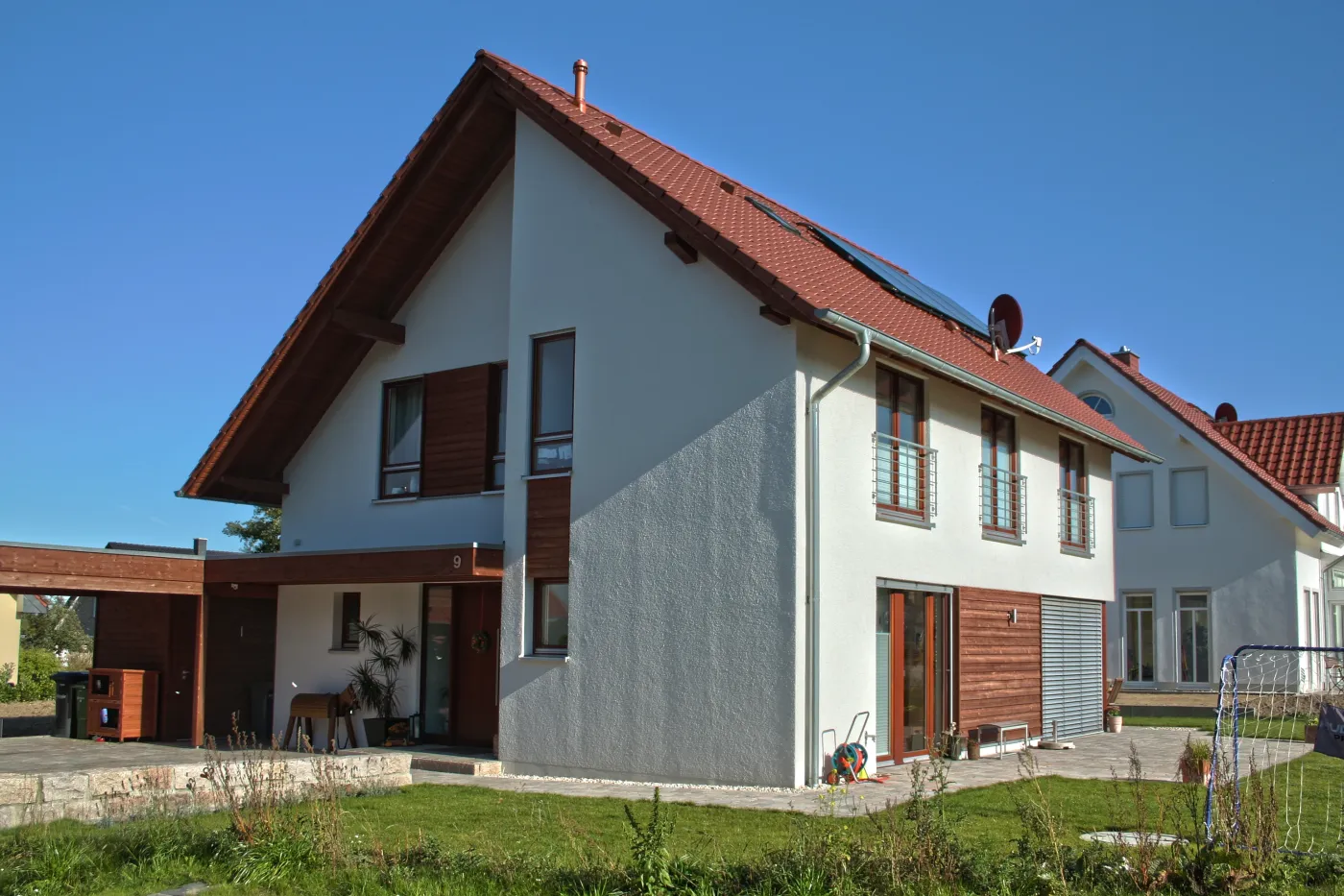 Einfamilienhaus in Bad Oeynhausen: Wohnhaus mit Satteldach, Holzelementen und Carport