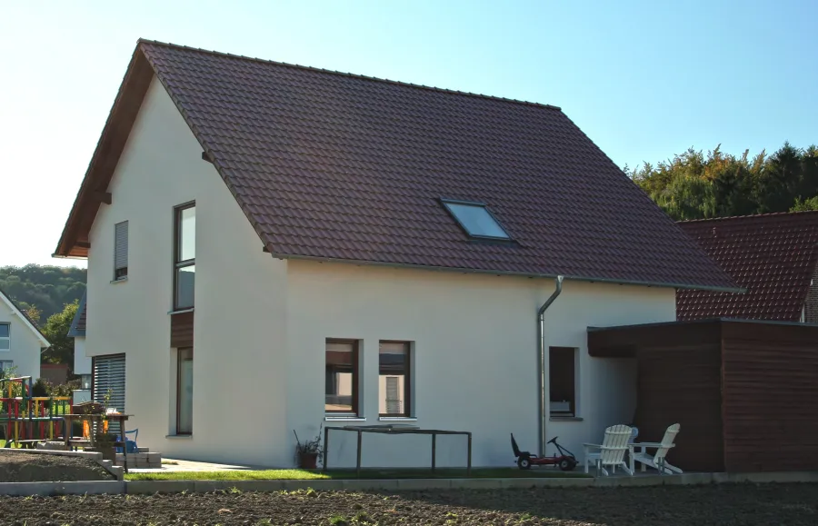 Einfamilienhaus in Bad Oeynhausen: Weißes Satteldachhaus mit Dachfenster und Garten