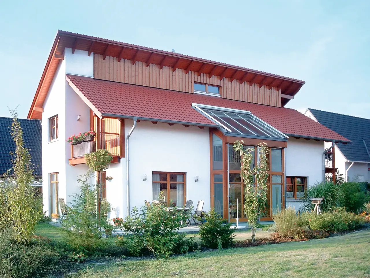 Einfamilienhaus in Bad Oeynhausen: Wohnhaus mit roter Dacheindeckung und verglastem Wintergarten