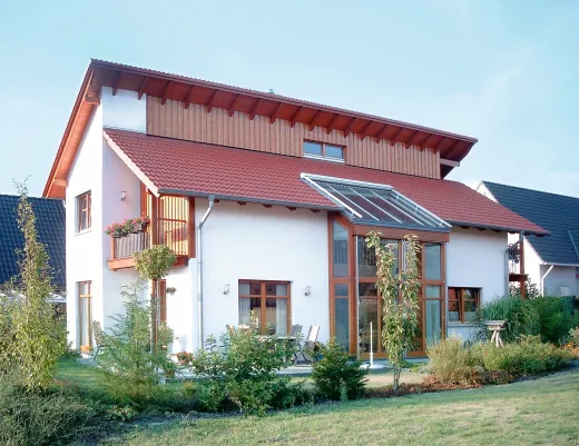 Einfamilienhaus in Bad Oeynhausen: Wohnhaus mit roter Dacheindeckung und verglastem Wintergarten