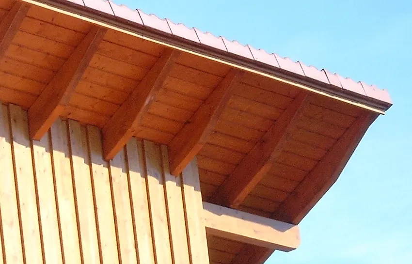 Einfamilienhaus in Bad Oeynhausen: Dachüberstand mit sichtbaren Holzsparren