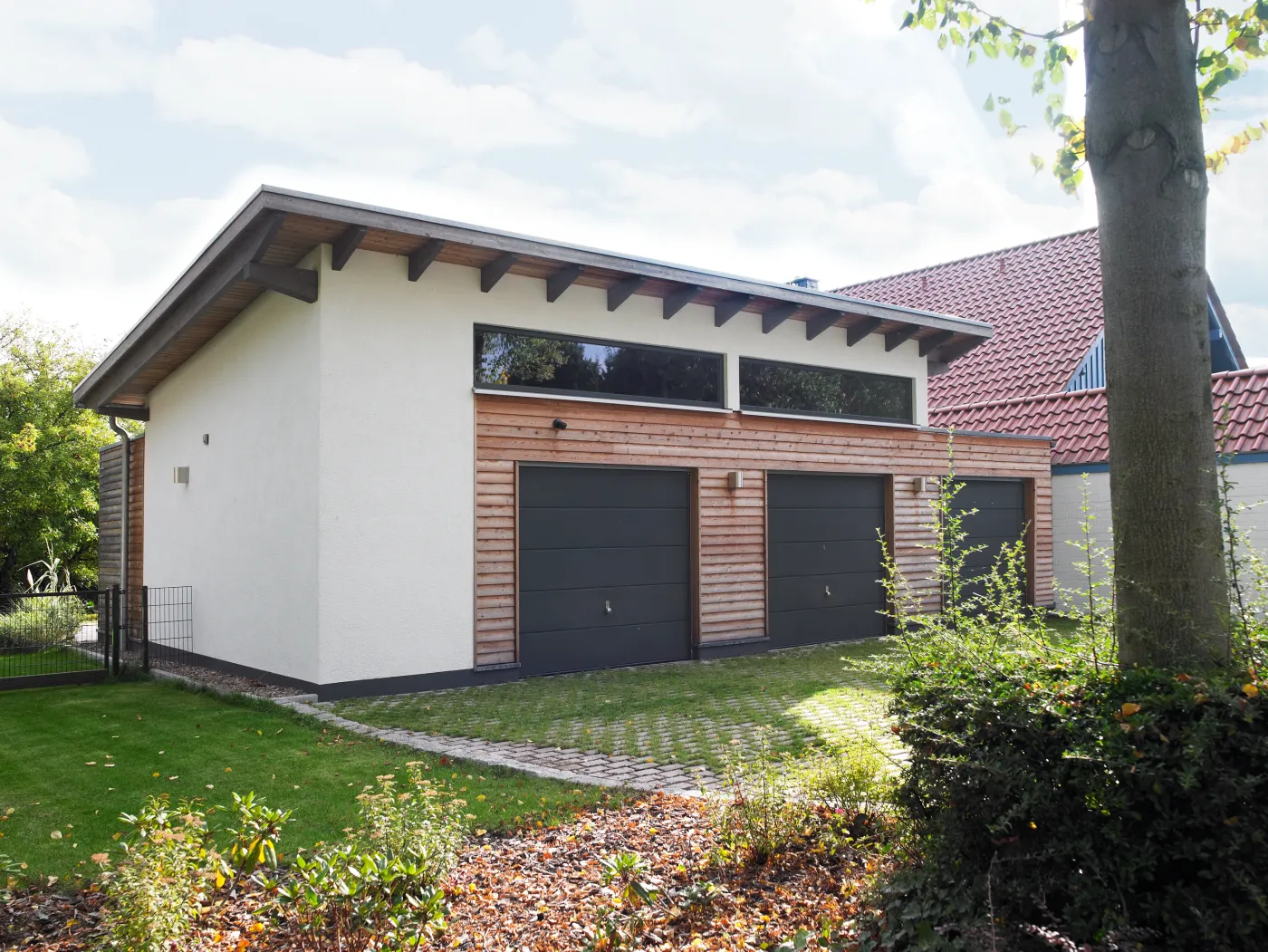 Einfamilienhaus in Bad Oeynhausen: Wohnhaus mit Pultdach und holzverkleideter Doppelgarage