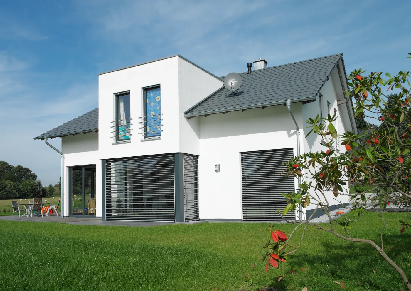 Einfamilienhaus in Bad Oeynhausen: Wohnhaus mit kubischem Anbau und großer Verglasung