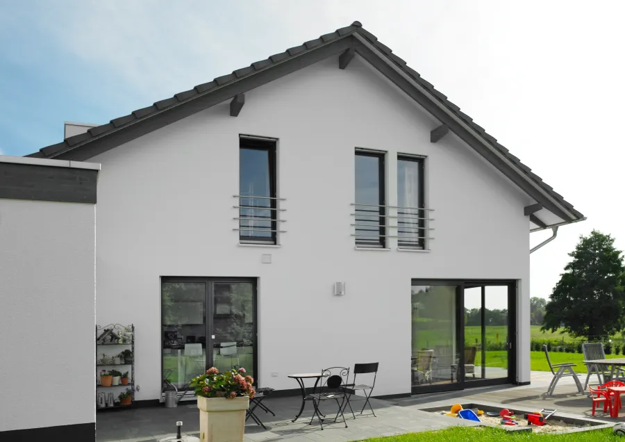 Einfamilienhaus in Bad Oeynhausen: Weißes Satteldachhaus mit Terrasse