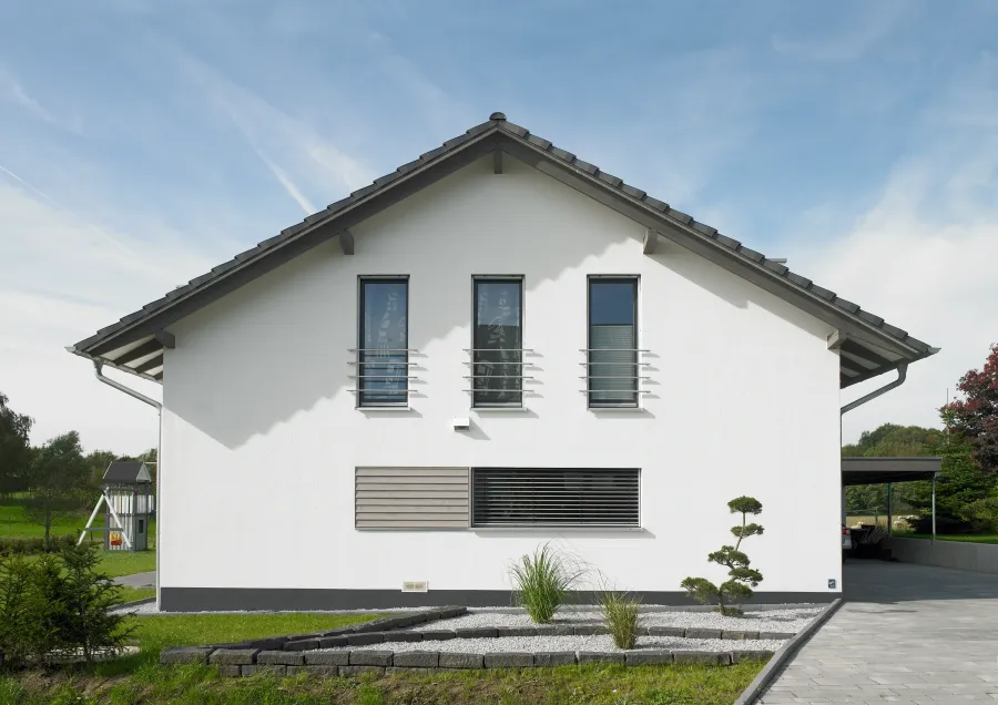 Einfamilienhaus in Bad Oeynhausen: Giebelseite eines weißen Satteldachhauses