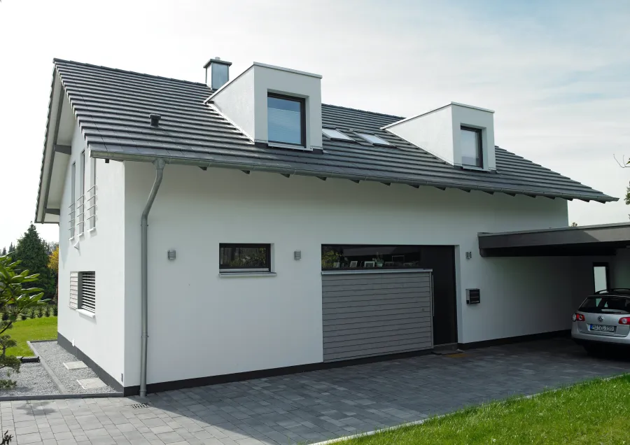 Einfamilienhaus in Bad Oeynhausen: Wohnhaus mit Dachgauben und Carport