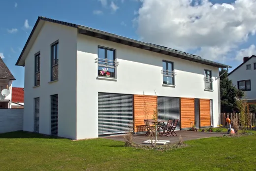 Einfamilienhaus in Bad Oeynhausen: Satteldachhaus mit holzverkleideten Fensterläden