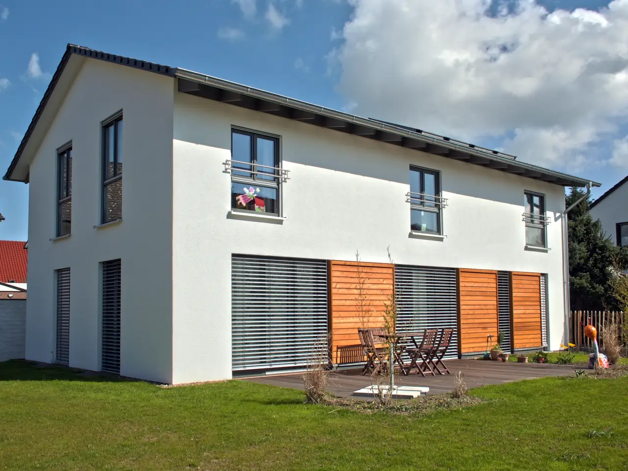 Einfamilienhaus in Bad Oeynhausen: Satteldachhaus mit holzverkleideten Fensterläden